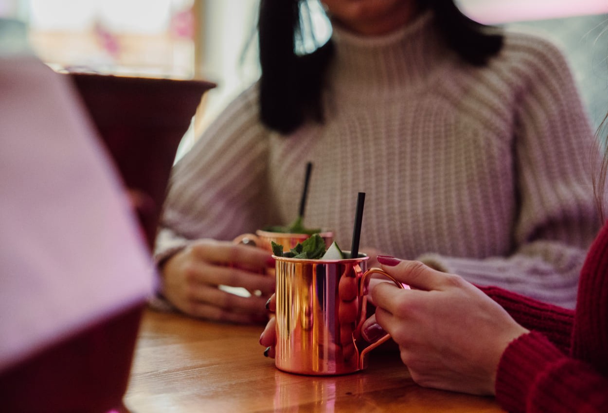 Cocktails an der hoteleigenen Bar genießen