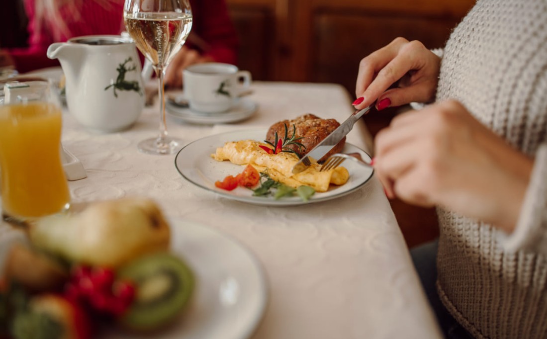 Omelett zum Frühstück im Hotel in Flachau