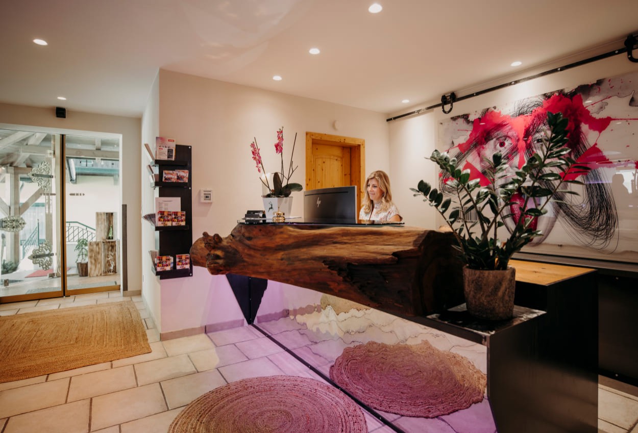 Empfangsbereich und Eingang mit Gastgeberin Nina