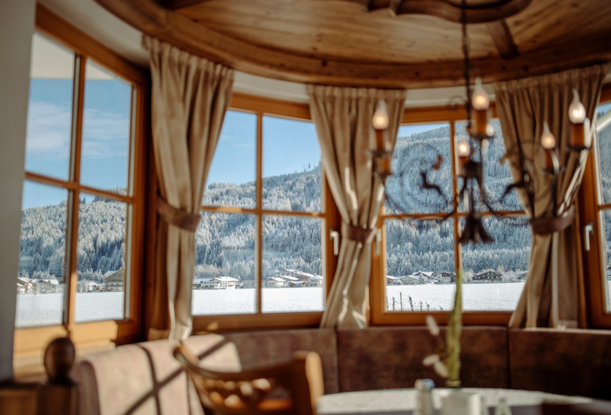 Tisch im Speisesaal mit Ausblick auf die wunderschöne Winterlandschaft