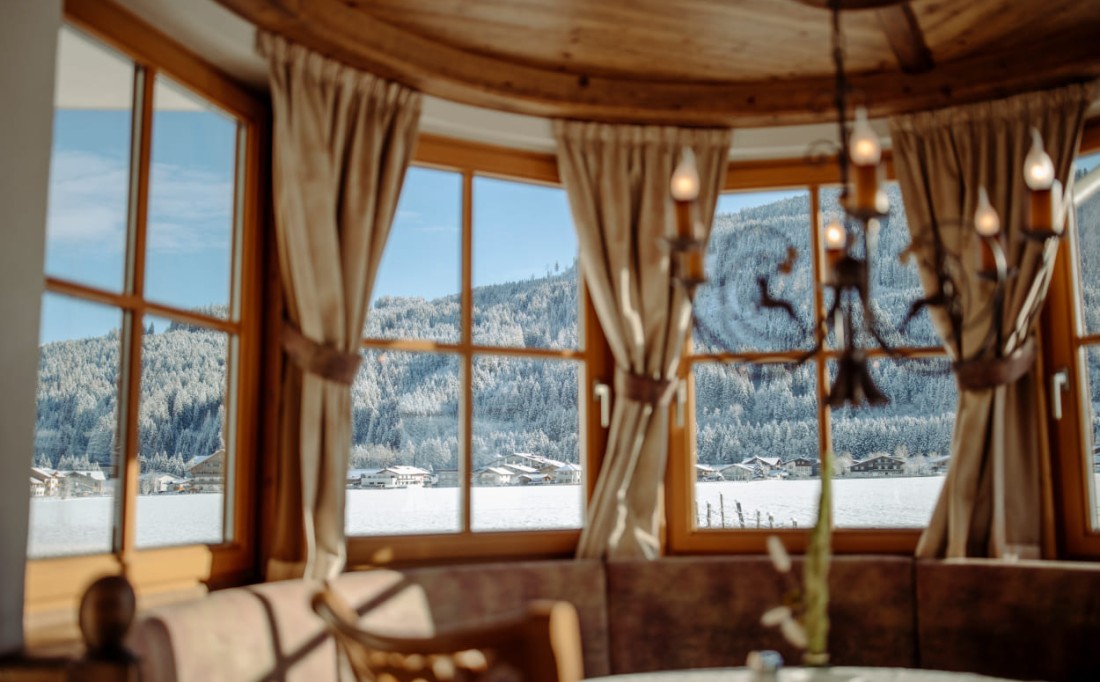 Erker im Restaurant mit Aussicht auf die Winterlandschaft von Flachau