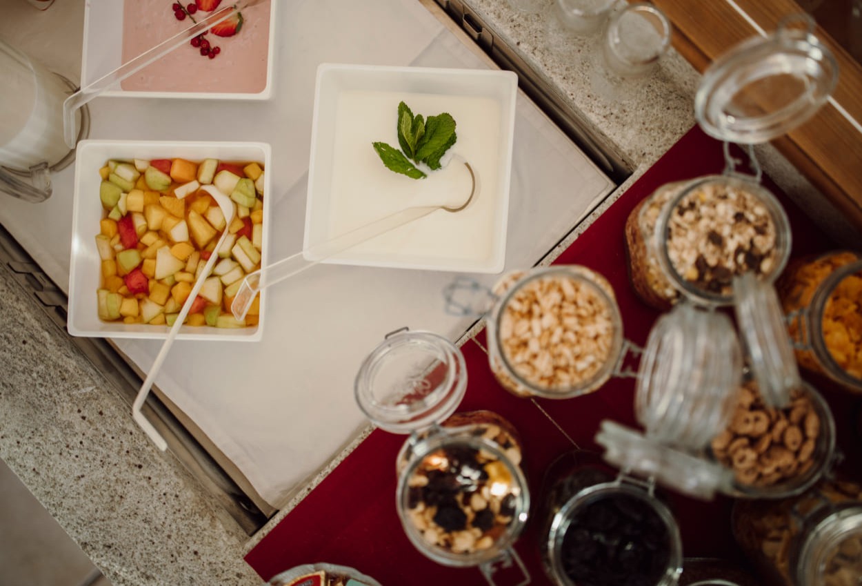 Müsli, Joghurt und frischer Obstsalat zum Frühstück