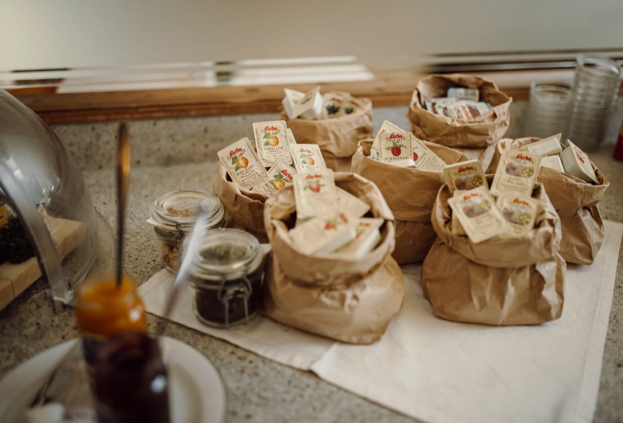 Marmeladen und Honig am Frühstücksbuffet im 3-Sterne-Hotel Lisa in Flachau
