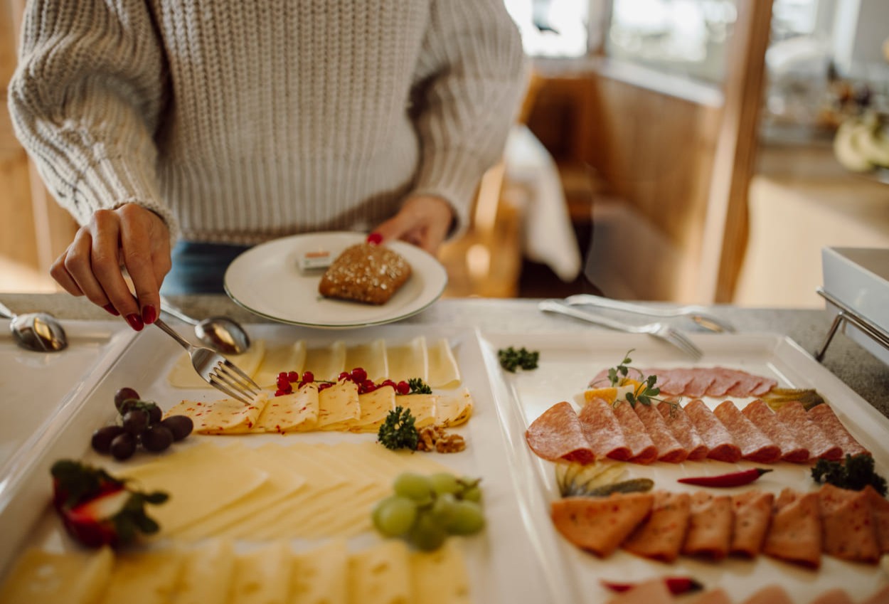 Bedienen Sie sich am reichhaltigen Frühstücksbuffet!