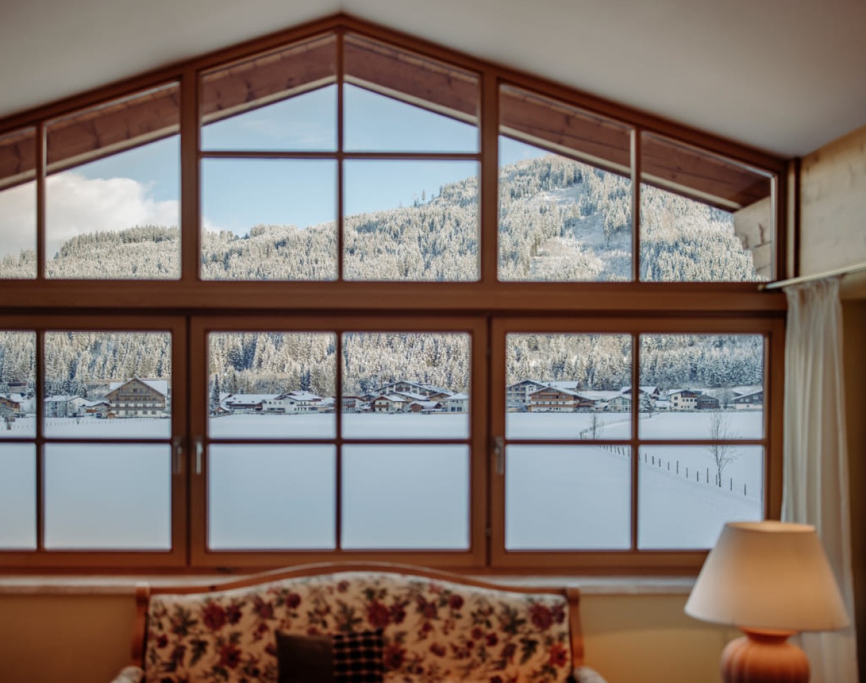 Studio im Obergeschoss Blick aus dem Zimmerfenster auf die verschneite Landschaft von Flachau