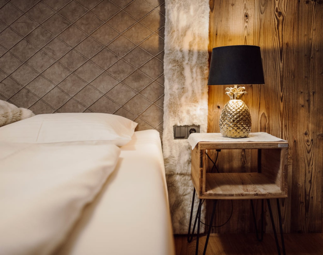 Suite im Obergeschoss: Bett mit Nachttisch und moderner Lampe