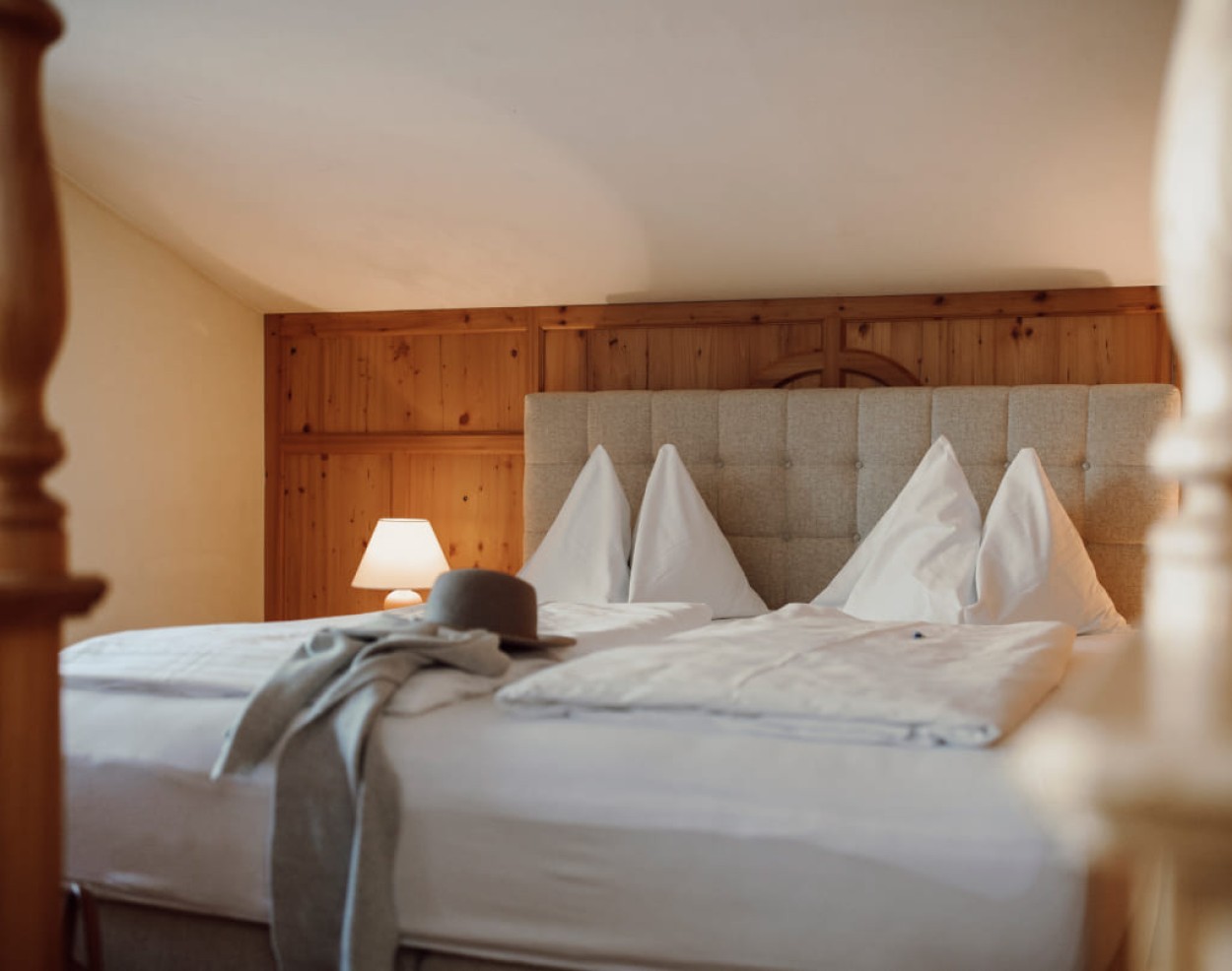 Doppelzimmer im Erd- bzw. Obergeschoss: Doppelbett unter der Dachschräge im Hotel Lisa