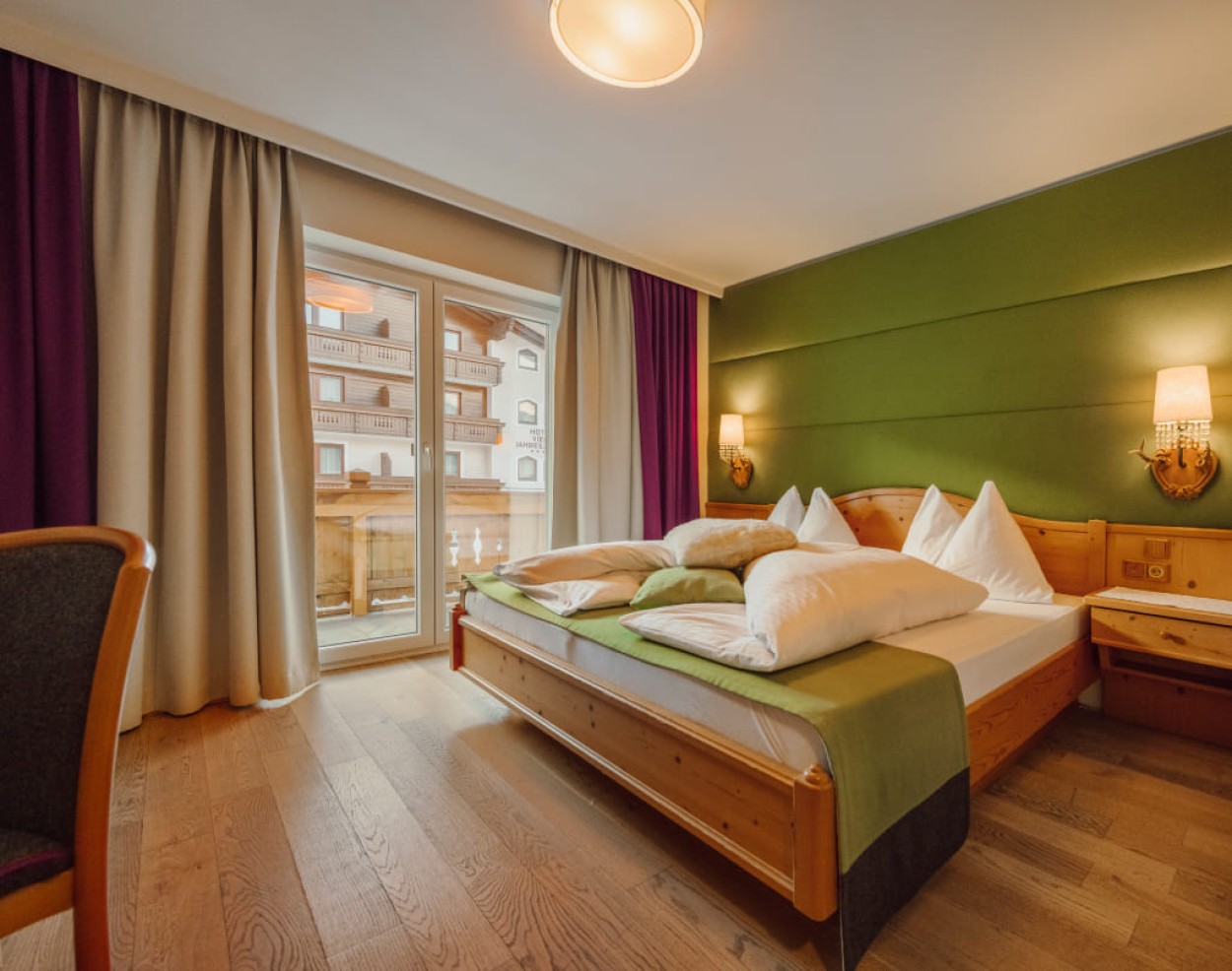 Doppelzimmer im Erd- bzw. Obergeschoss: Großzügiges Schlafzimmer mit Balkon