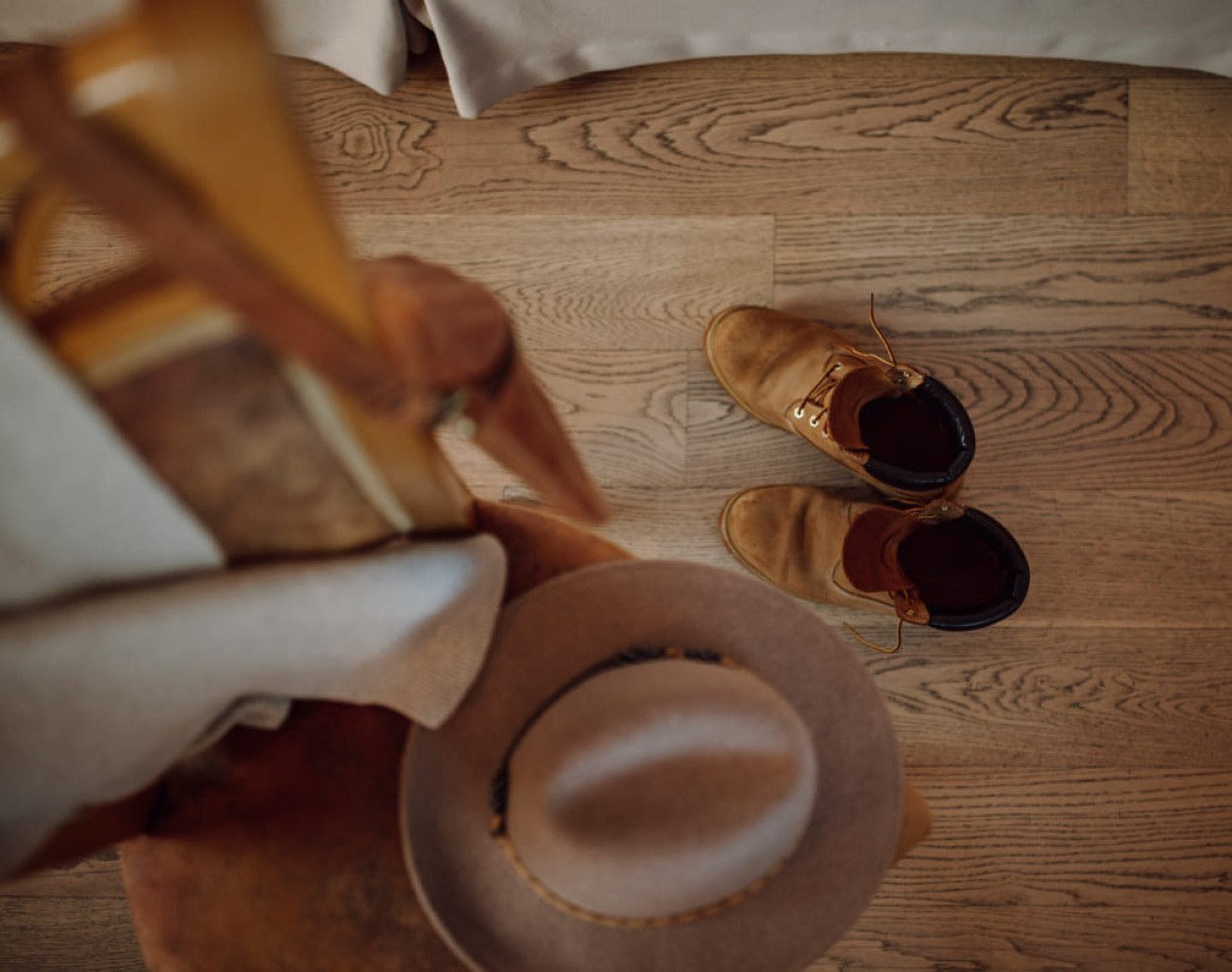 Schuhe und Hut im Hotelzimmer in Flachau