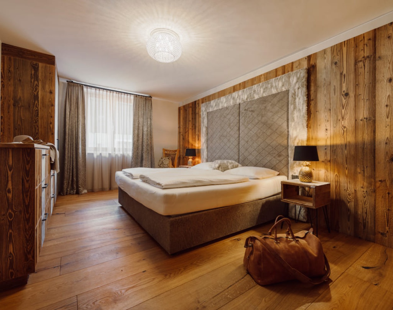 Suite im Obergeschoss: Doppelbett - groß mit viel Stauraum