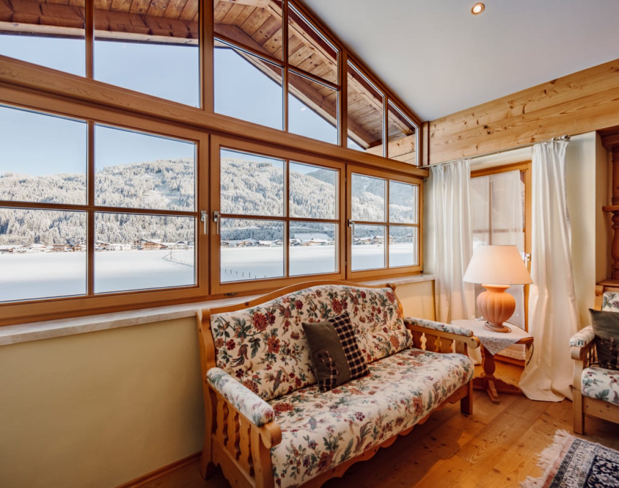 Studio im Obergeschoss: Großes Fenster im Hotel in Flachau - ein großartiger Ausblick!
