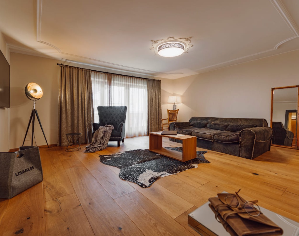 Wohnbereich mit Sofa im 3-Sterne Hotel im Snow Space Salzburg