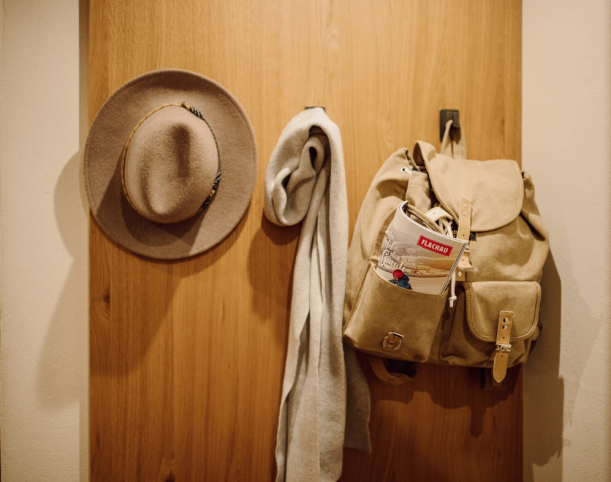 Hut, Schal und Rucksack auf der Garderobe im Zimmer