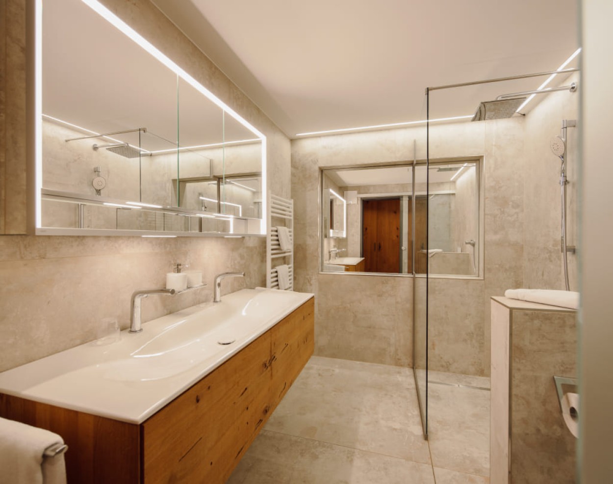 Suite im Obergeschoss: Badezimmer mit großem Waschbecken