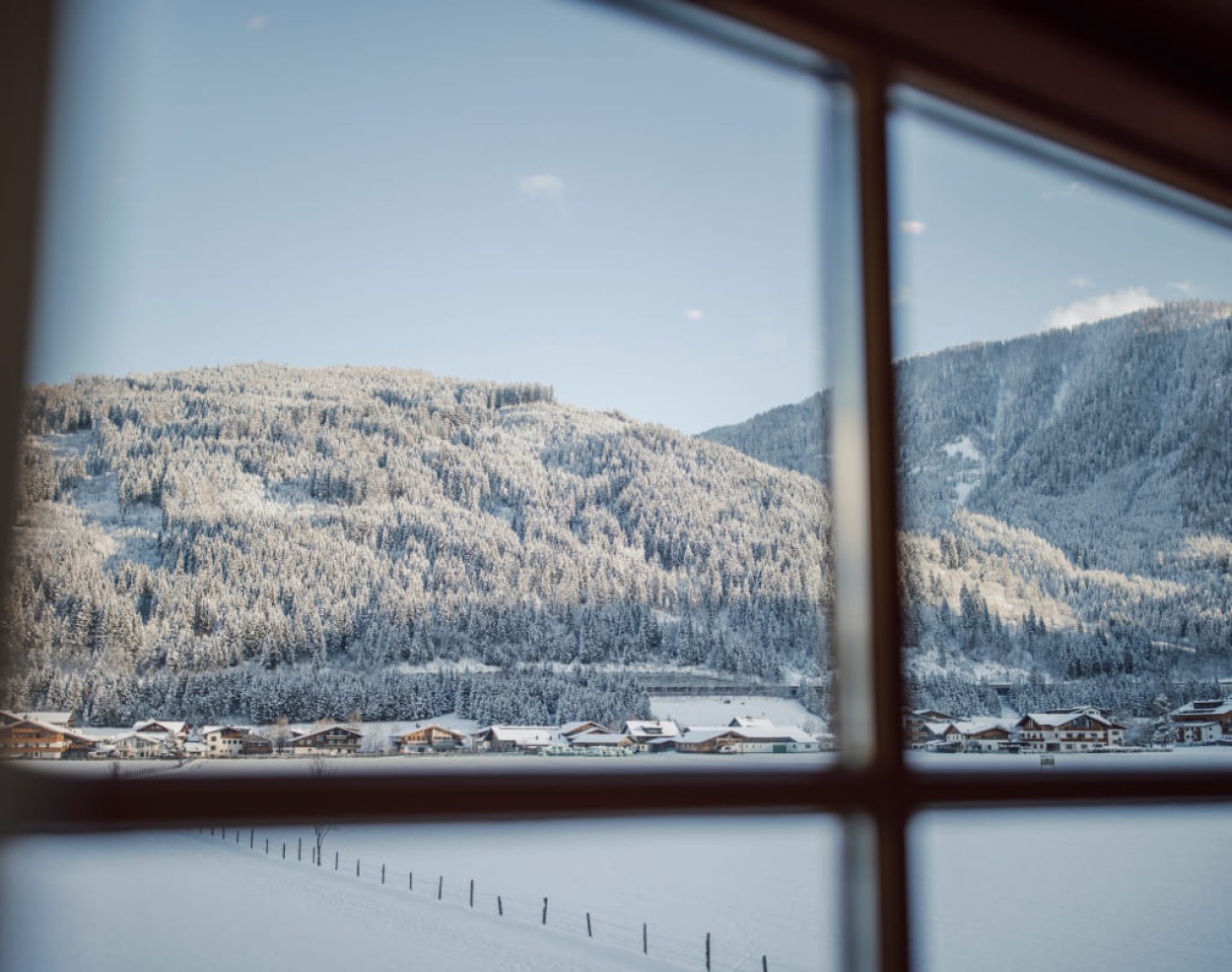 Studio im Obergeschoss Blick aus dem Zimmerfenster auf die verschneite Landschaft von Flachau