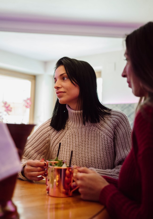 Dame steht an der Hotel Lisa Bar