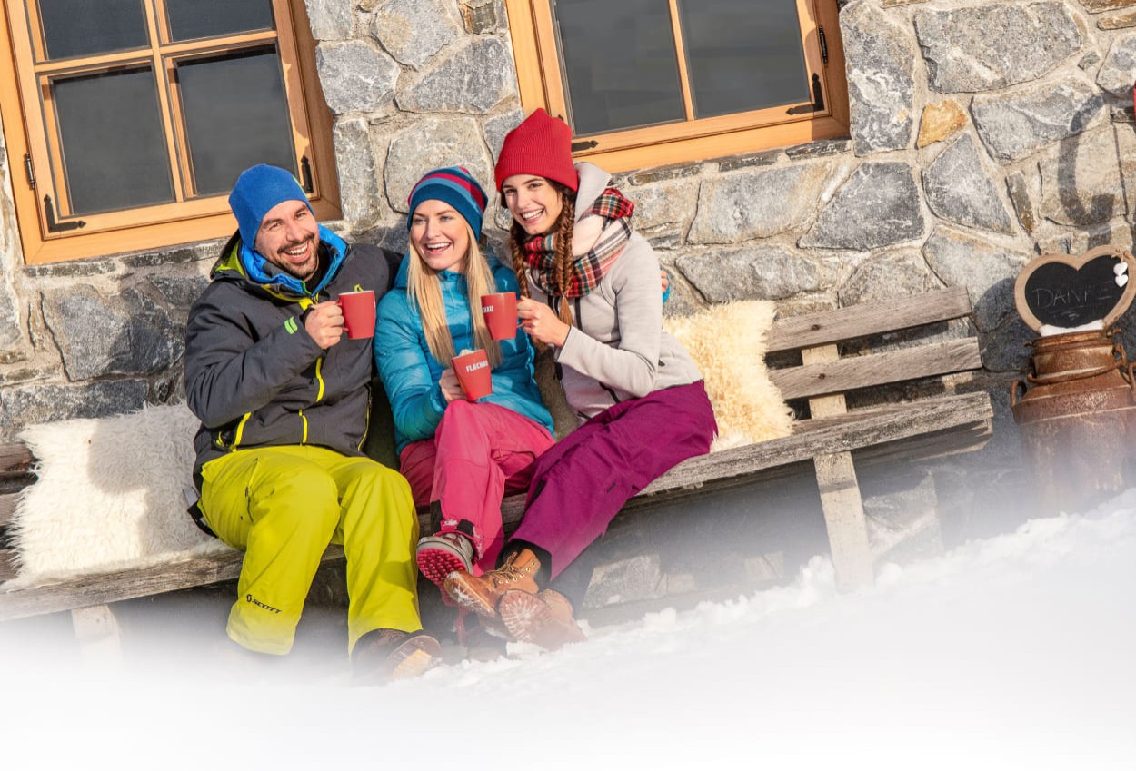 Tee trinken auf der Terrasse an der Hütte © Flachau Tourismus