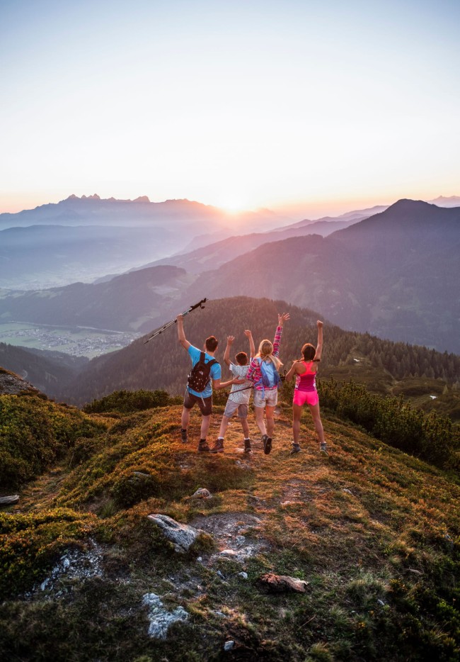 Gruppe wandern zum Sonnenaufgang © Flachau Tourismus