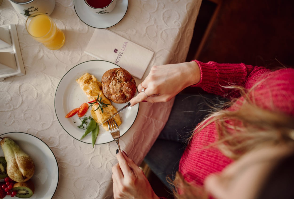 Das Omelette am Morgen genießen