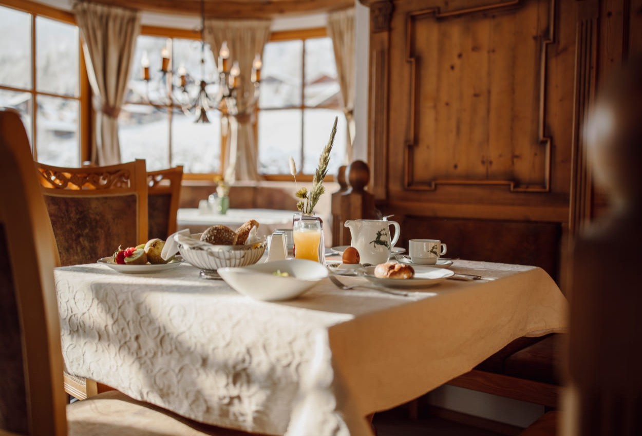 Liebevoll hergerichteter Frühstückstisch im B&B Hotel Lisa