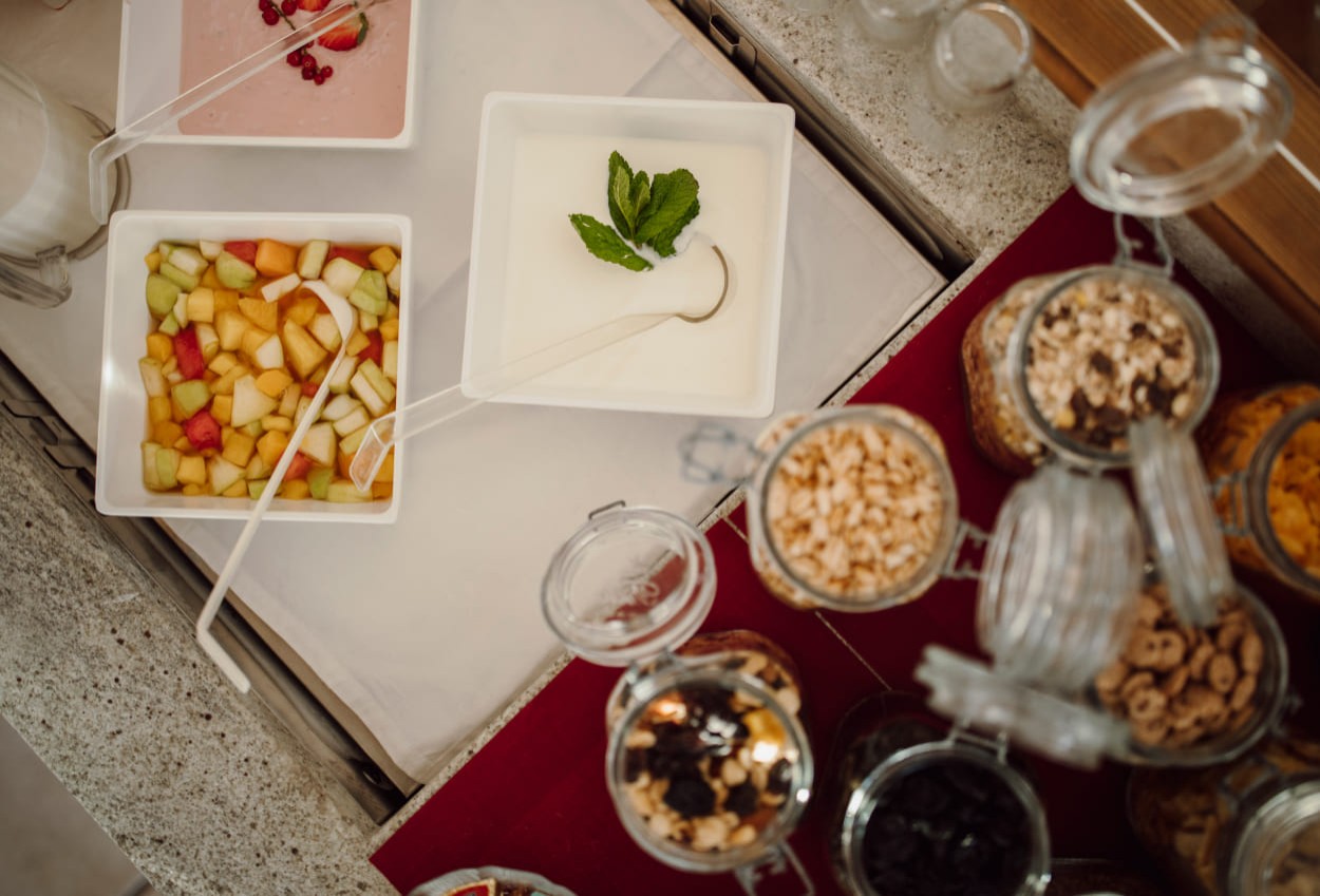 Joghurt, Müsli und Obst für reichlich Vitamin C