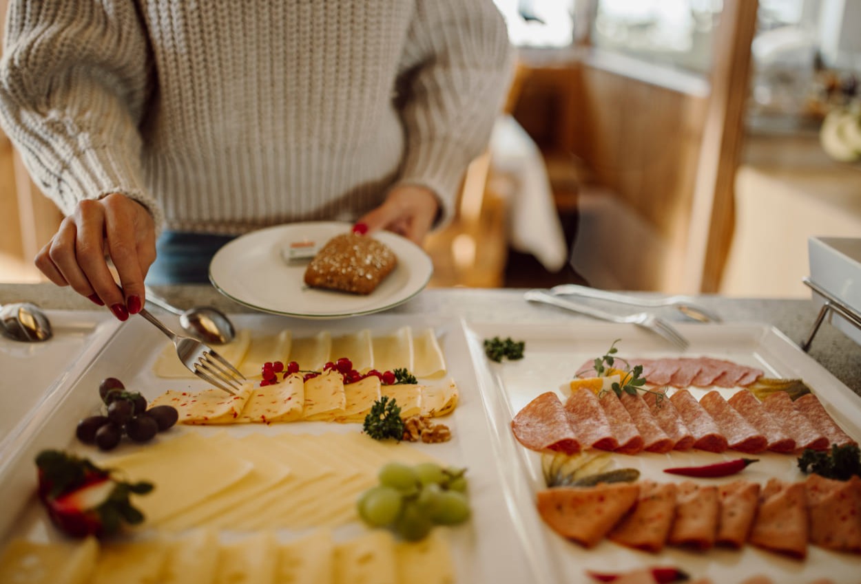 Käse- und Wurstaufschnitt am Frühstücksbuffet