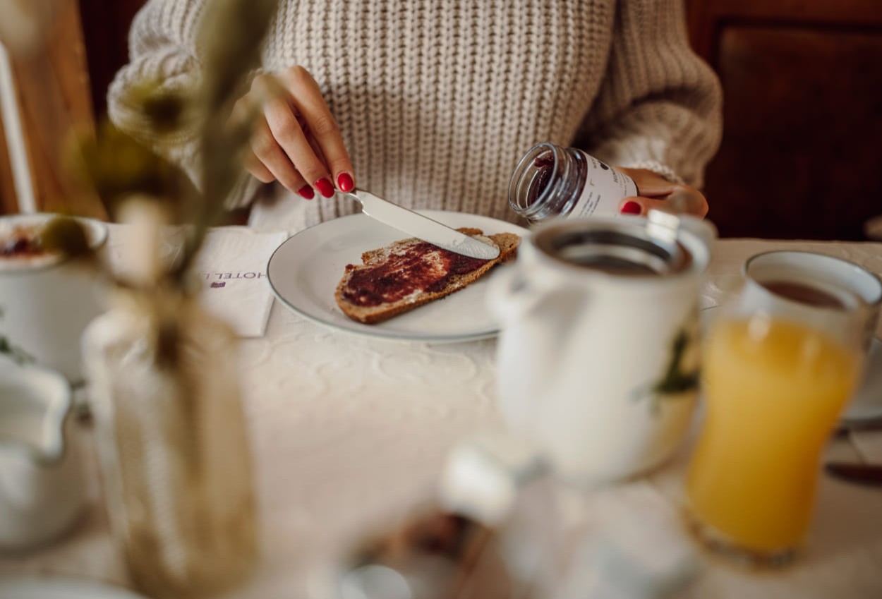 Marmeladebrot streichen und dazu ein Glas Orangensaft