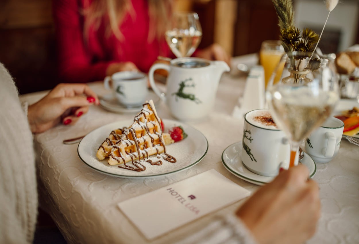 Die süße, frisch gebackene, Waffel genießen