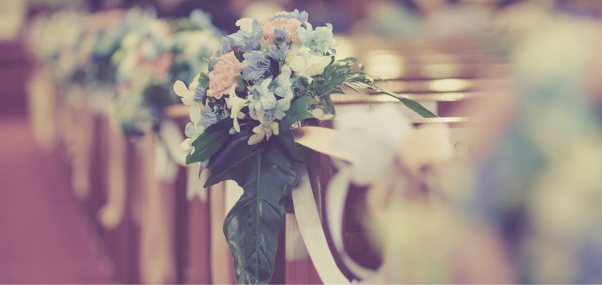 Dekorierte Bänke in der Kirche