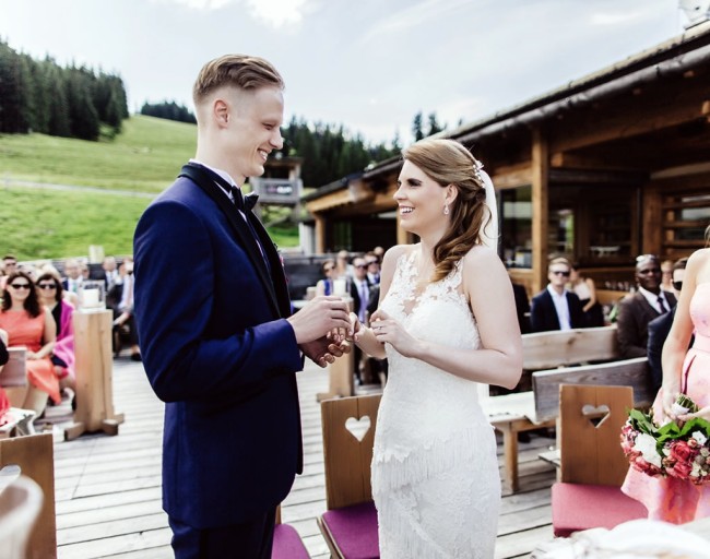 Glückliches Paar bei der freien Trauung auf der Terrasse der Lisa Alm 