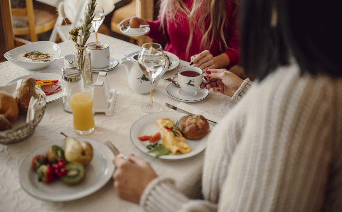 Ausgiebiges, gemeinsames Frühstück im Hotel Lisa am Morgen nach der Hochzeit 