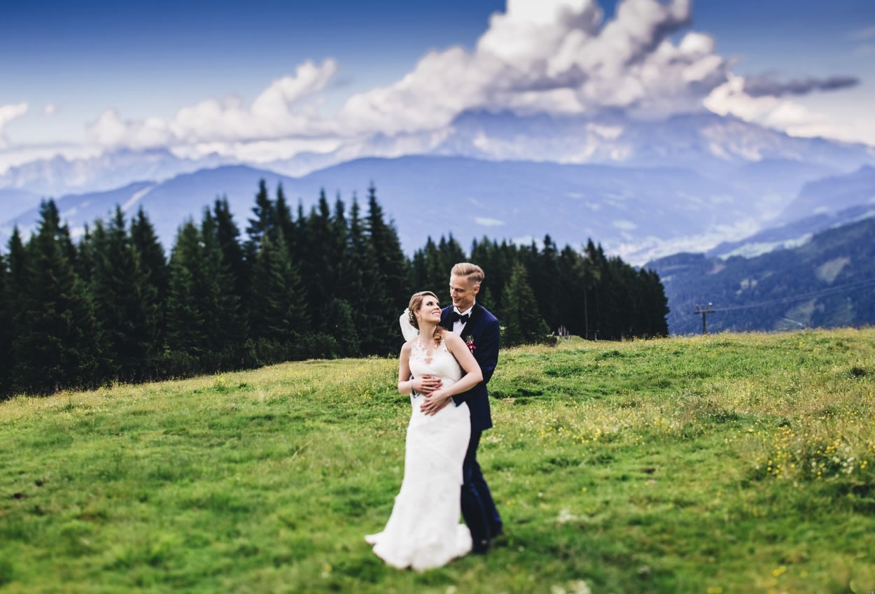 Das Brautpaar beim Fotoshooting im Almgebiet von Flachau