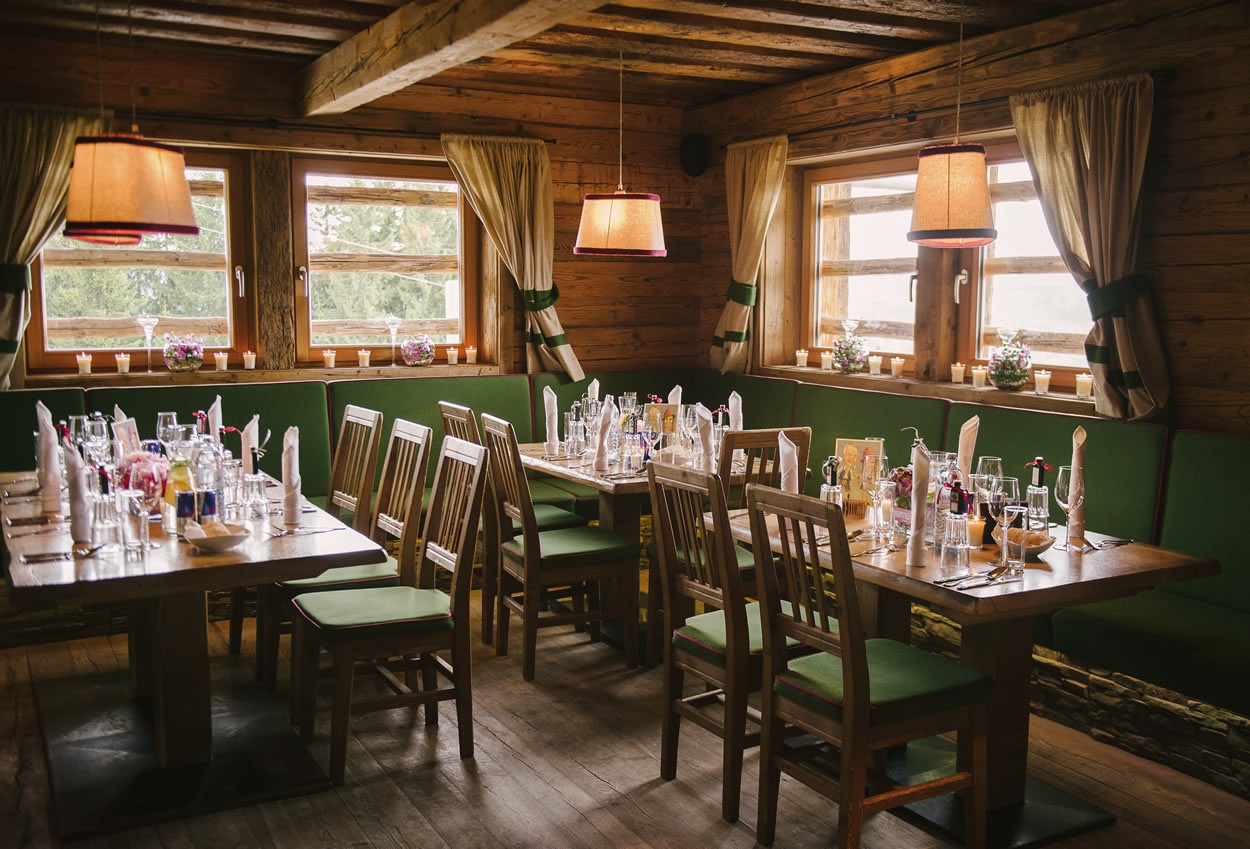 Die Tische werden so gedeckt, wie es sich das Brautpaar wünscht.