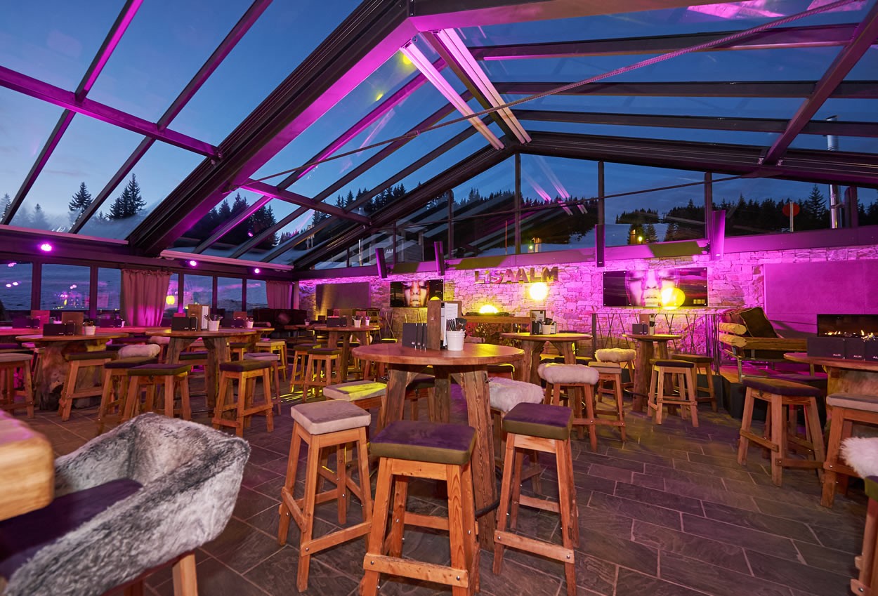 Der Wintergarten in der Lisa Alm - am Tag kann das Glasdach geöffnet werden