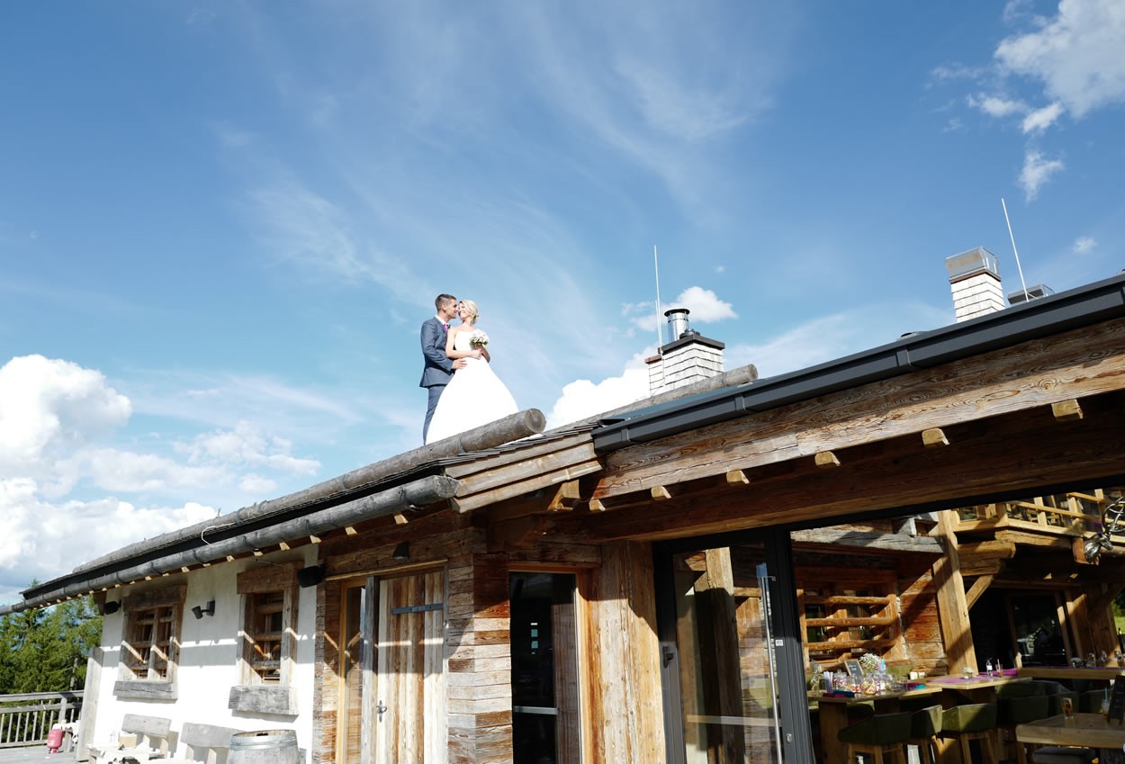 Brautpaar-Fotoshooting auf dem Dach der Lisa Alm