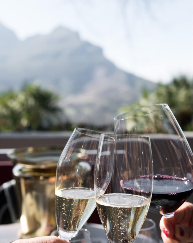 Hochzeitsgäste stoßen mit Sekt und Wein an auf der Lisa Alm in Flachau