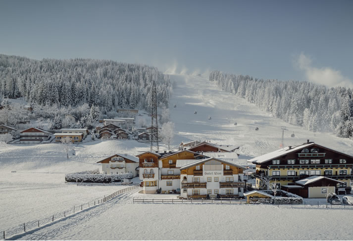 Hotel Lisa vor der Skipiste in Ski amadé