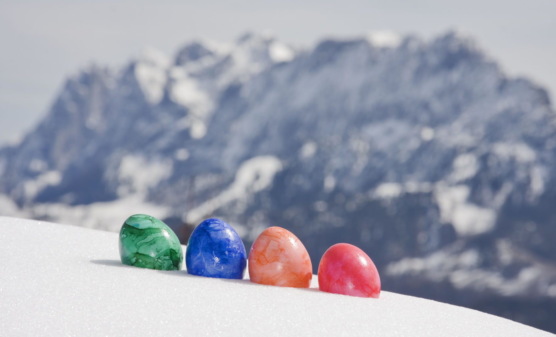 Ostereier im Schnee © shutterstock.com