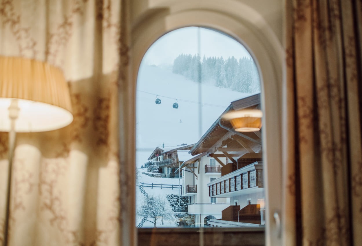 Direkter Blick vom Hotel Lisa auf die Skipiste und die Gondelbahn