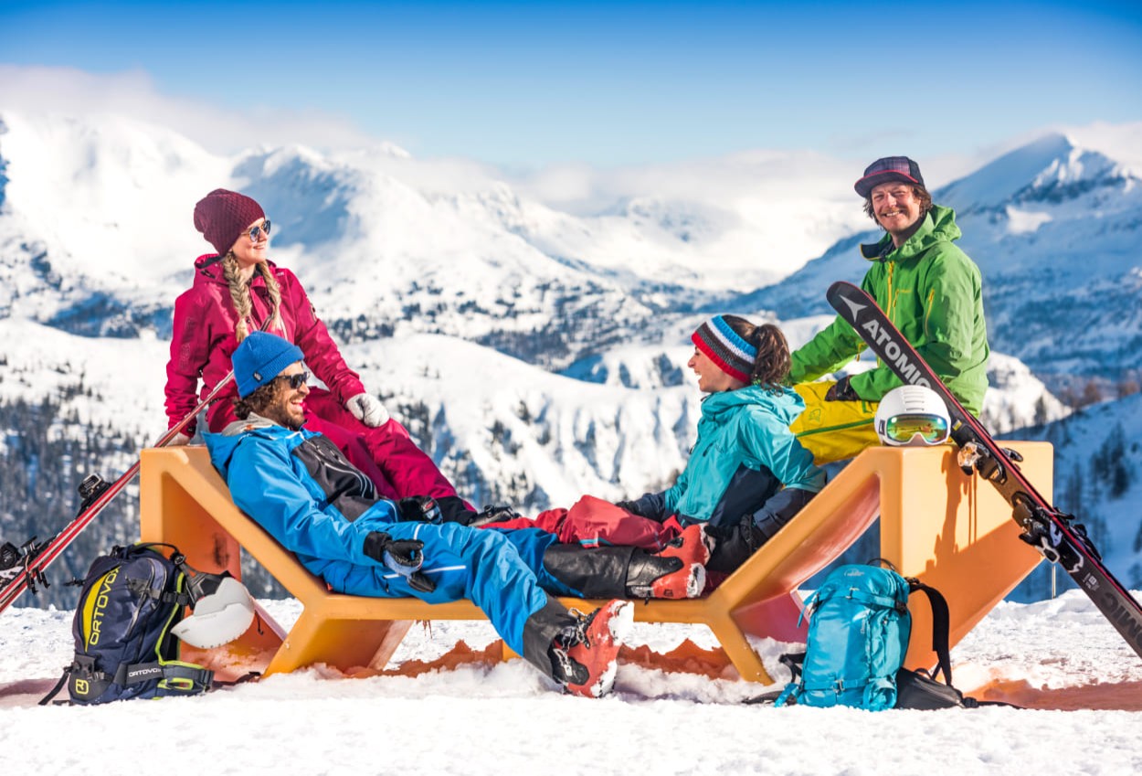 Die Wintersonne auf den Liegestühlen genießen. Und diese traumhafte Aussicht! © Flachau Tourismus