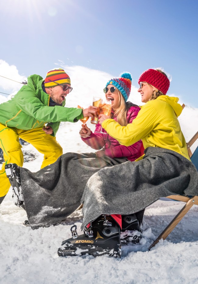 Die Wintersonne bei einem leckeren Getränk genießen © Flachau Tourismus