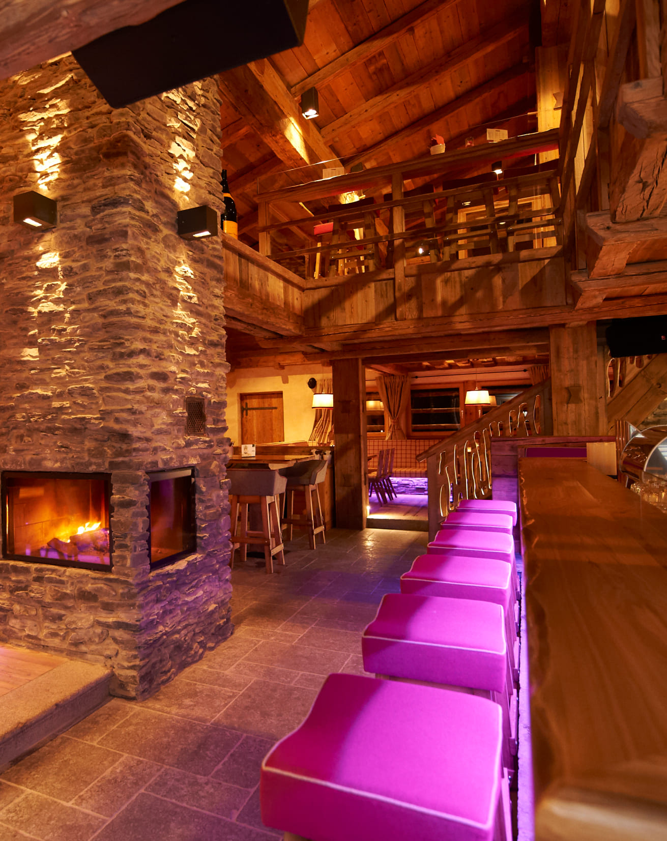 Bar in der Lisa Alm und der Kamin