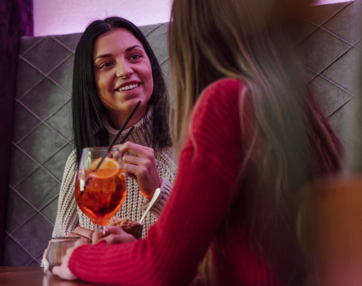 Einen Absacker an der Bar genießen