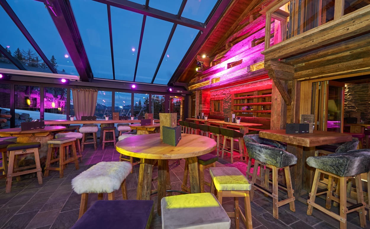 Die Lisa Alm in Flachau mit überdachter Terrasse, die sich schließen lässt.