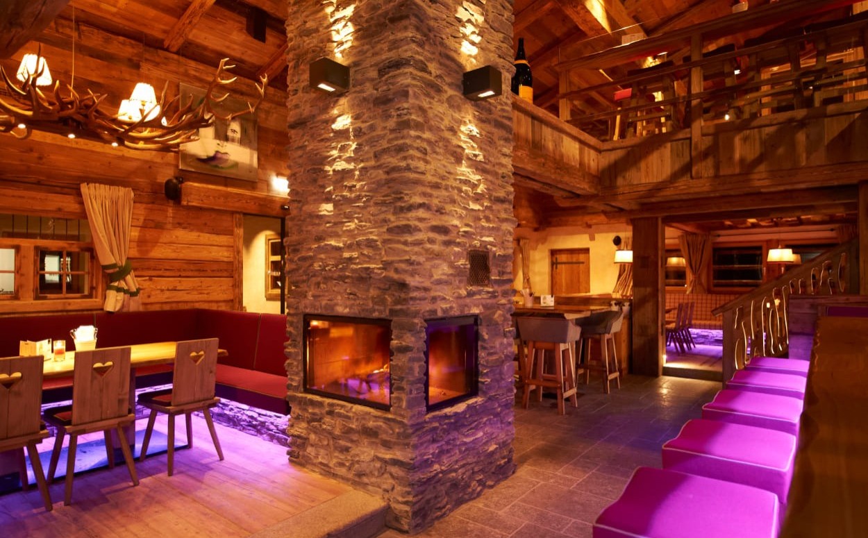 Kamin und Sitzbereiche in der Lisa Alm