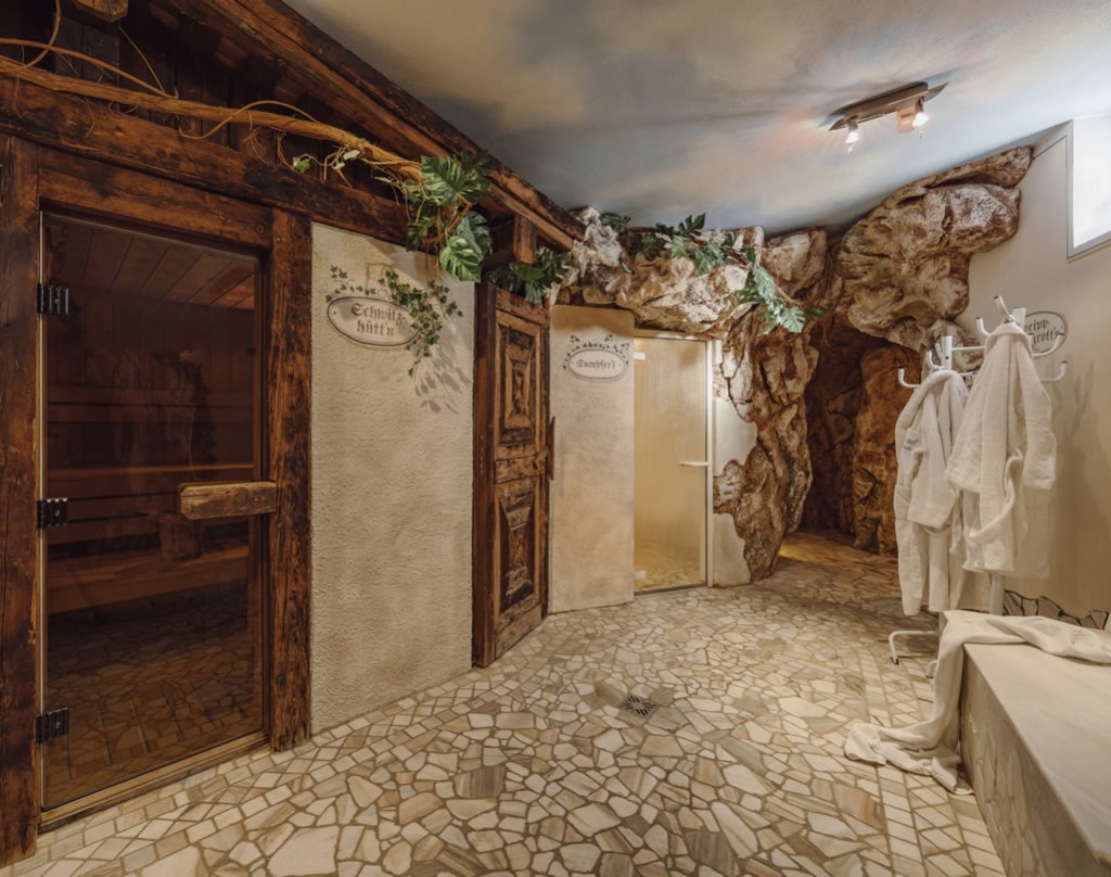 Nach dem Ski- und Wandertag geht es zum Entspannen in den Wellnessbereich