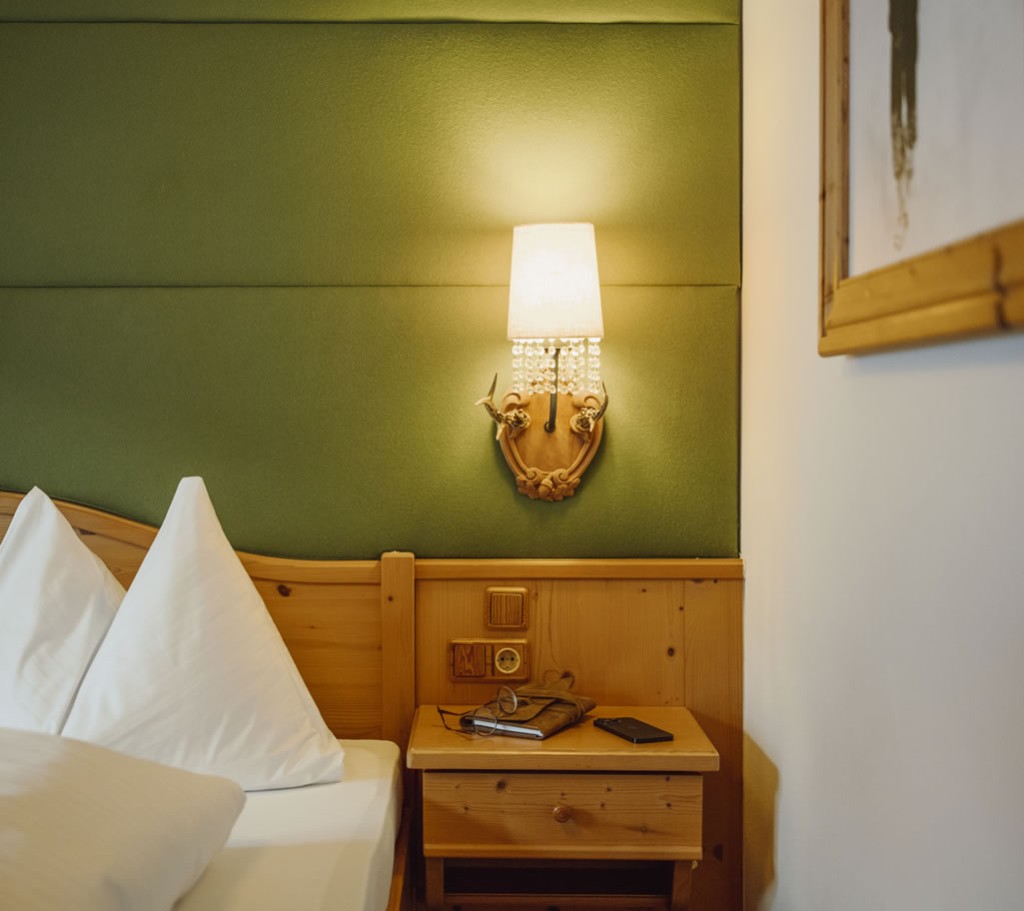 Doppelbett mit liebevollen Deko-Elementen