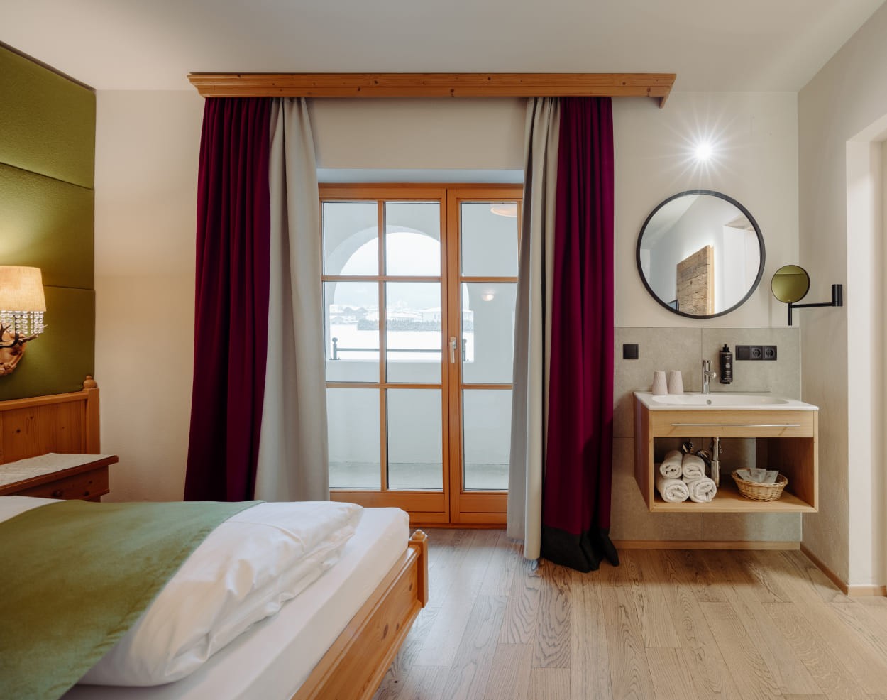 Doppelbett, Waschtisch und Balkon &copy; Matthias Warter