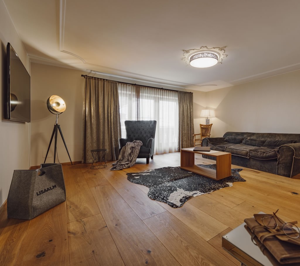 Großer Wohnraum mit Couch und TV zum gemütlichen Verweilen