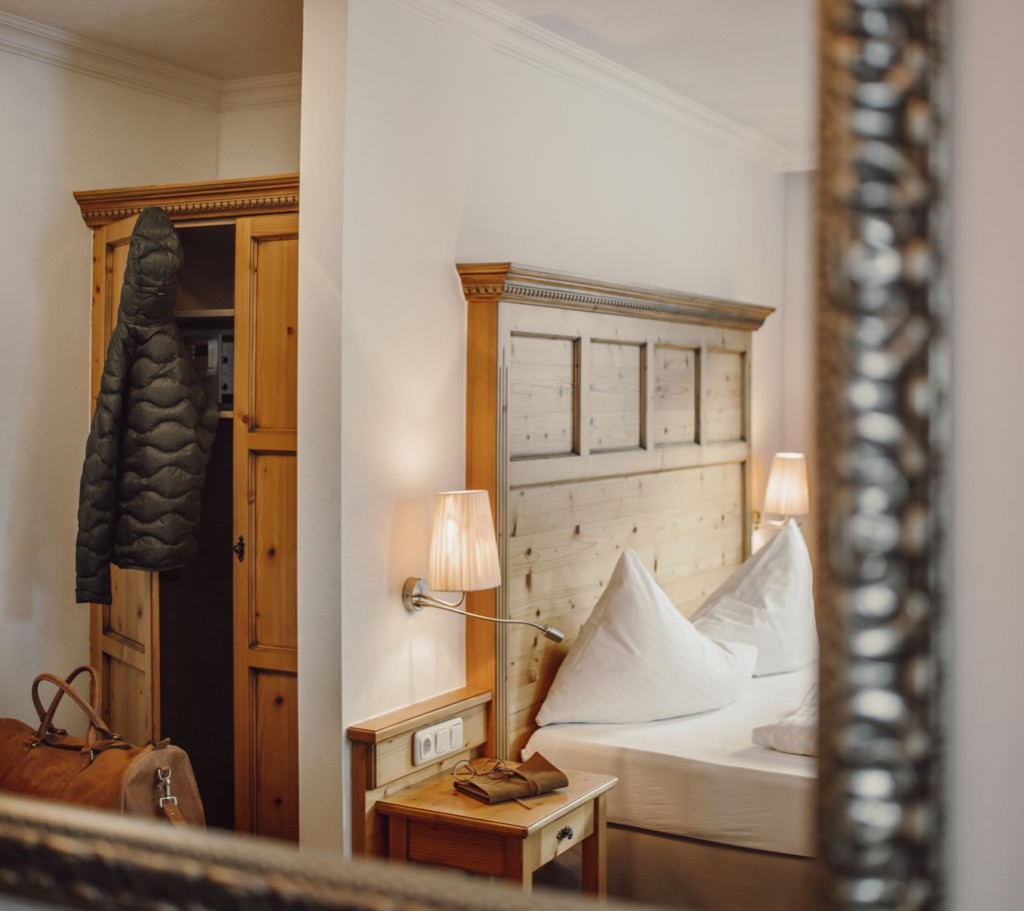 Garderobe und gemütliches Bett